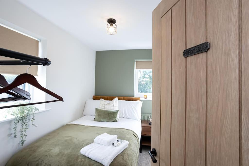 Railway House - Central Warrington - Sleeps 6 외부 사진