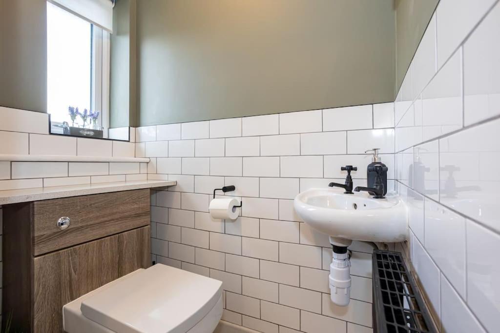 Railway House - Central Warrington - Sleeps 6 외부 사진